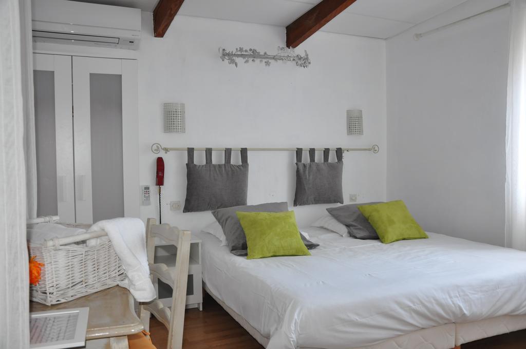 Hotel Les Mimosas Bormes-les-Mimosas Zimmer foto